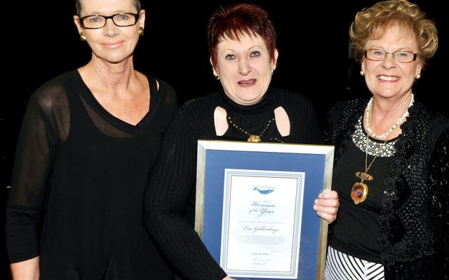  Vlnr is rdl Elzette Nell, Ena Geldenhuys (Vrou van die Jaar) en rdl Nicolette Botha-Guthrie